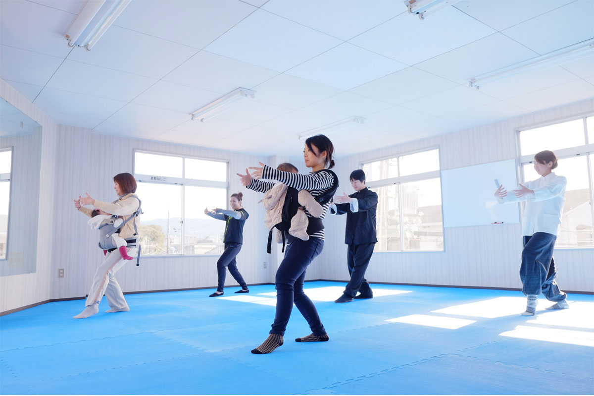 心武健康法　護身術講座 Amazon.co.jp: 廣木道心先生の【支援介助法】武術の技を活かした